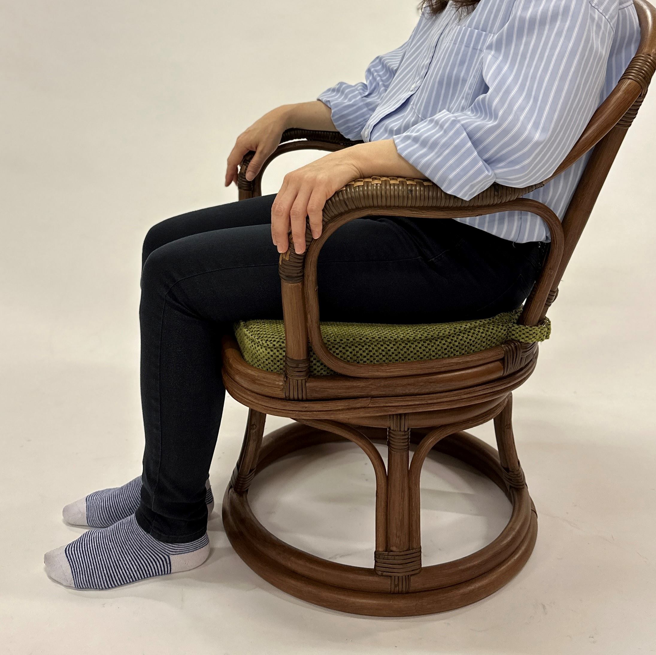 立ち上がりがラクなラタンの回転椅子 | 朝日新聞モール